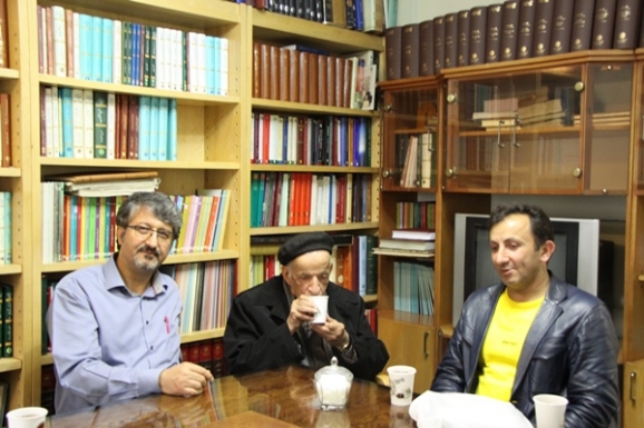 از راست: ابوذر نادری، عضو شورای اسلامی شهر دماوند، مهدی محقق، اکبر ایرانی، مدیرعامل مرکز پژوهشی میراث مکتوب 