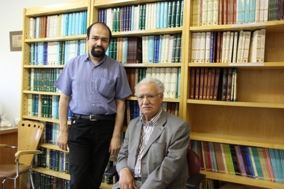 از راست: عباس ماهیار، عضو هیئت علمی دانشگاه خواررمی  و الوند بهاری، پژوهشگر 