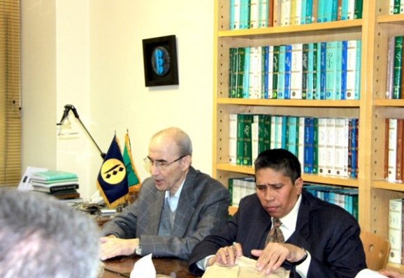 از راست دکتر علیم اشرف خان، رئیس گروه فارسی دانشگاه دهلی و دکتر علی اشرف صادقی، مدیر گروه فرهنگ نویسی فرهنگستان زبان و ادب فارسی