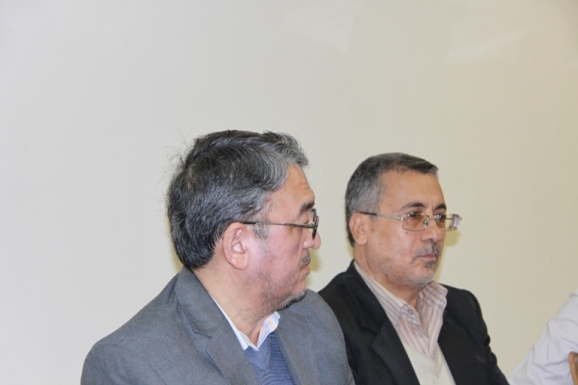 از راست: محمدباقر نجفی، مدیر آماده سازی کتاب پژوهشگاه و هادی ربانی، رئیس مرکز ملی مخطوطات و کتابخانۀ مؤسسۀ دارالحدیث