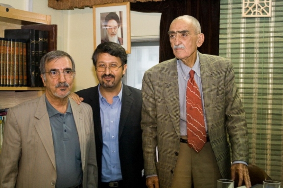 از سمت راست استاد ایرج افشار، اکبر ایرانی و دکتر سیدعلی موسوی گرمارودی