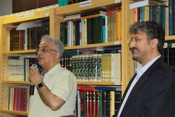 از راست: اکبر ایرانی، - مدیرعامل مرکز پژوهشی میراث مکتوب و رضا بنابی- رئیس مركز پزشكی دیابت كالیفرنیا و سردبیر فصلنامۀ «دیابت» 