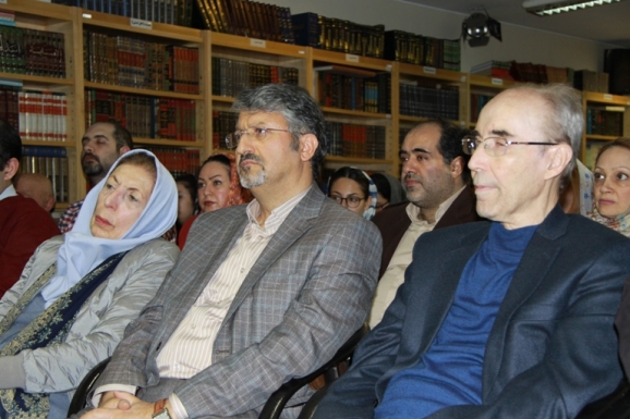 از راست: علی اشرف صادقی (مدیر گروه فرهنگ نویسی فرهنگستان زبان و ادب فارسی)، اکبر ایرانی (مدیرعامل مؤسسۀ پژوهشی میراث مکتوب) و ژاله آموزگار (پژوهشگر زبان های باستانی)