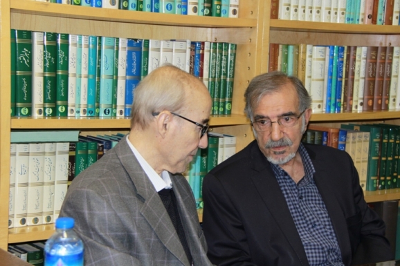 از راست: علی موسوی گرمارودی و علی اشرف صادقی، مدیر گروه فرهنگ نویسی فرهنگستان زبان و ادب فارسی 