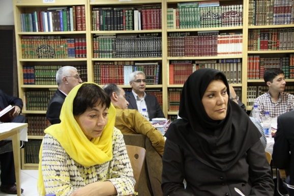 از سمت راست فریبا افکاری و  فیروزه عبدالله‌یوا پژوهشگر و عضو هیئت علمی گروه دانشگاهی مطالعه‌ی آسیا و خاورمیانه