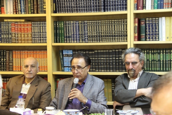 از سمت راست منوچهر صدوقی سها، امیراسماعیل آذر و دکتر قاسم صافی 