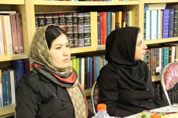 از راست به چپ: دکتر نادره جلالی شیرازی- دکتر گل نساء محمدی( استاد زبان و ادبیات فارسی دانشگاه کابل)